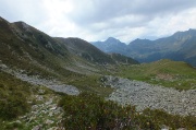 53 Scendendo nel vallone tra Arete e Valegino...